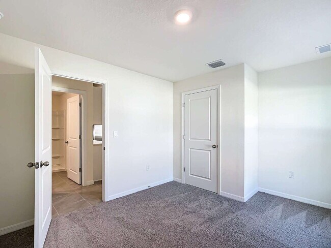 Building Photo - 5 Bedroom Rental Home with Large Backyard in Ocala Crossings!