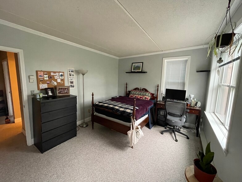Bedroom with balcony (furnished) - 3 Estey St