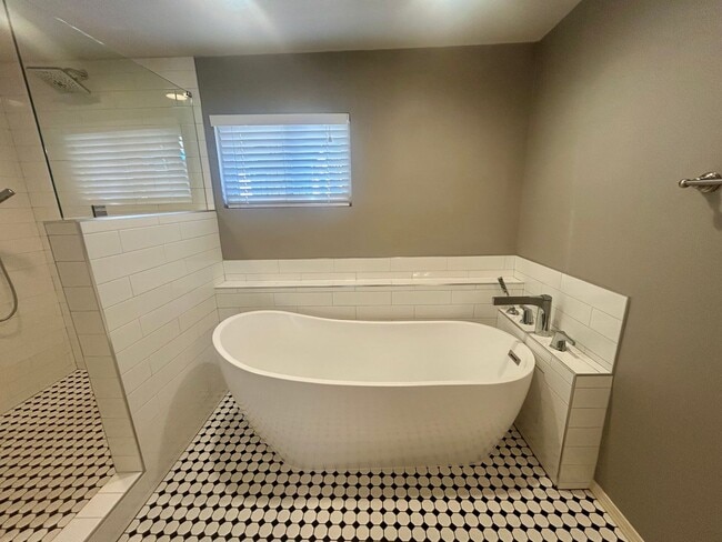 Building Photo - Beautifully updated home just west of Brookside and Trader's Joes in Midtown