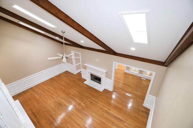 Building Photo - EXECUTIVE LUXURIOUS TOWNHOME