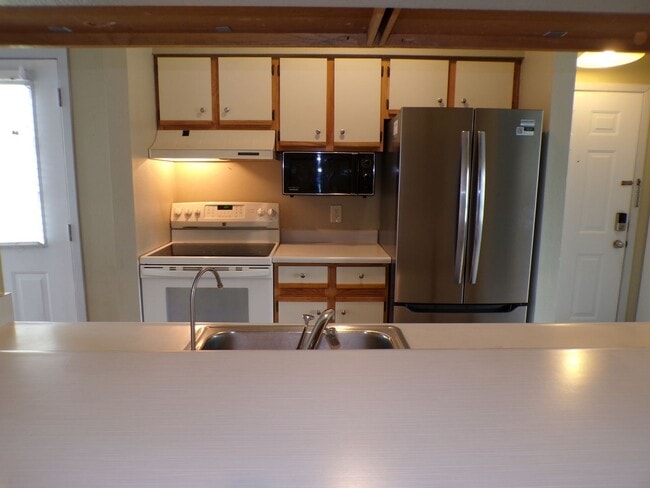 Building Photo - Charming 1 Bed, 1 Bath Main-Floor Condo in...