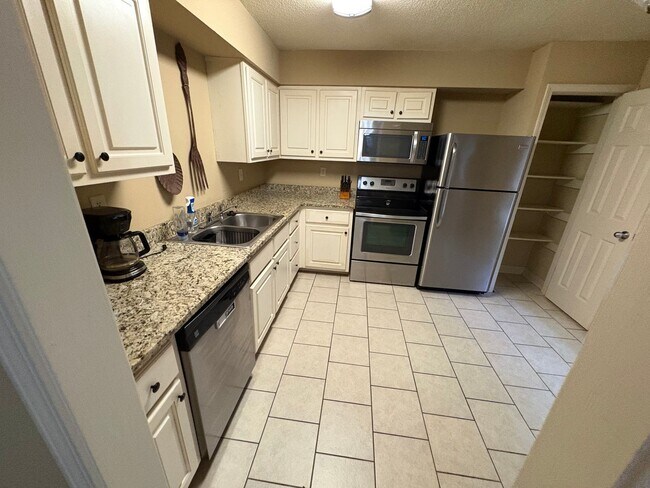 Building Photo - Furnished 2 Bedroom 1 Bath Apartment Close to Campus!