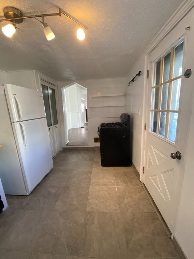 Building Photo - NEWLY RENOVATED 2 BEDROOM IN THE HEART OF ...
