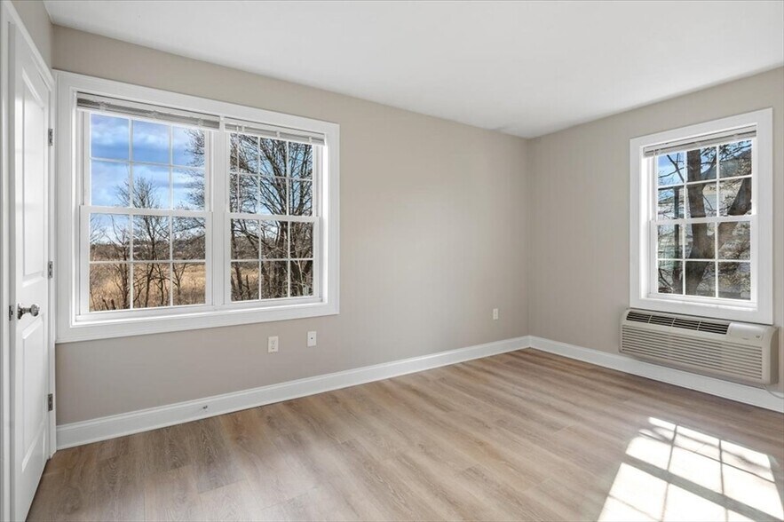 Building Photo - 174 Elm St