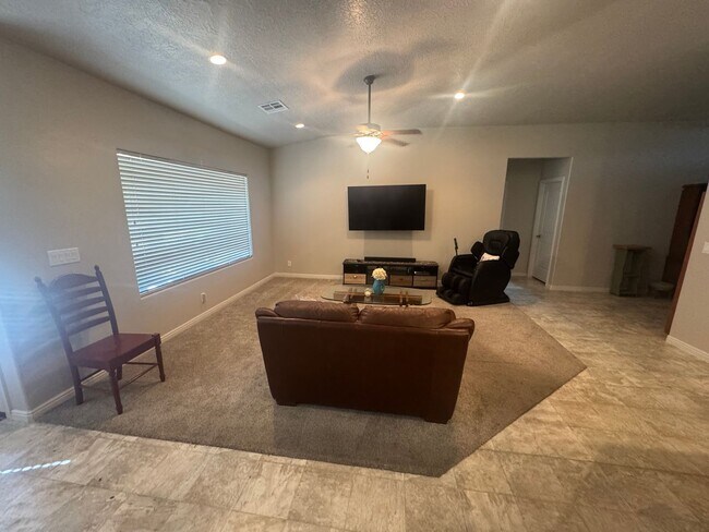 Building Photo - Lightly Furnished 4 Bed Home!