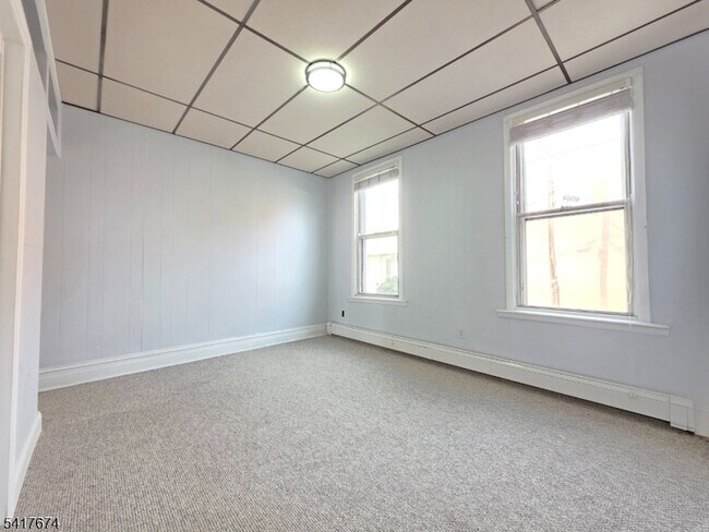 Building Photo - 8 Lincoln Ave