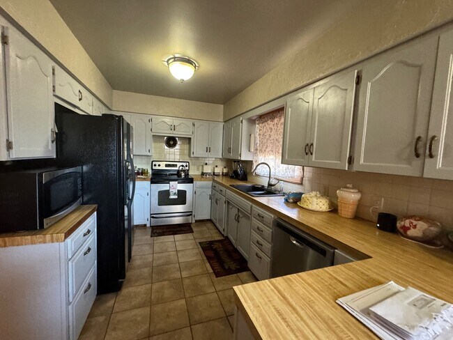 Building Photo - Spacious 3 Bedroom Home Available Early January!