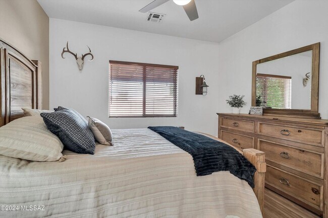 Building Photo - Incredible Spacious Back Yard! Large Covered Patio!