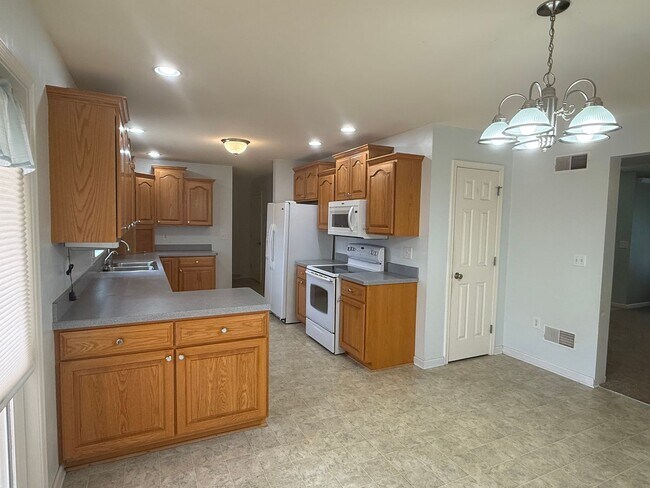 Building Photo - For Rent 3 bed / 2.5 bathrooms | attached 2 car-garage plus detached 2 car-garage on a 1.52-acre ...