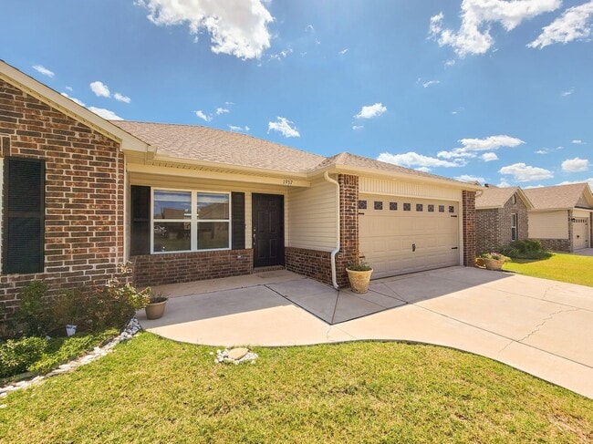 Building Photo - 3 bed, 2 bath home in Shawnee!