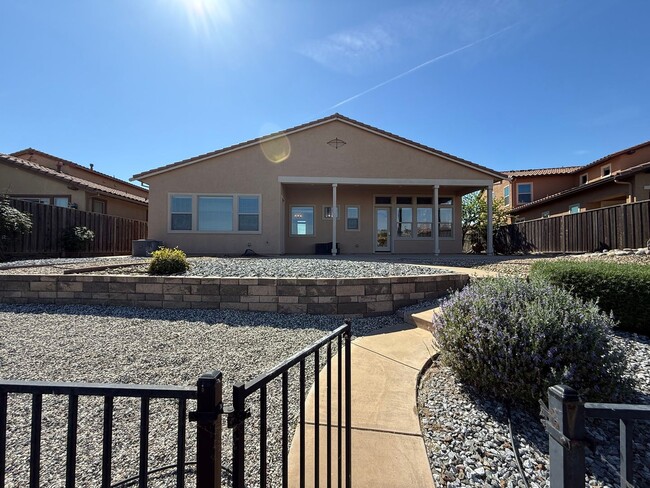 Building Photo - Lake front single story home in gated community!