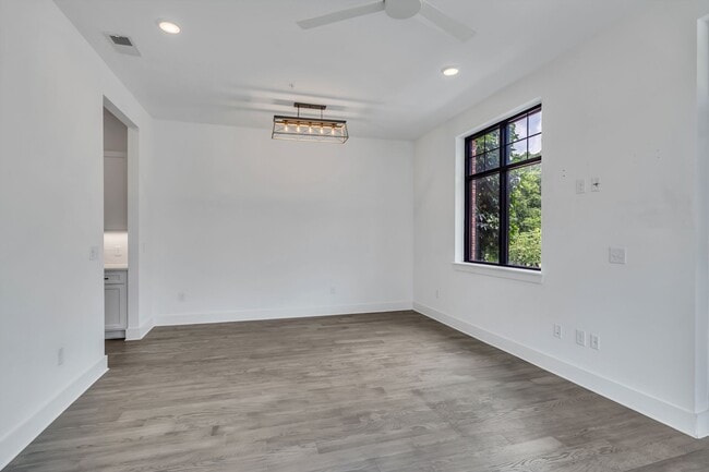 Building Photo - 1403 Martin St