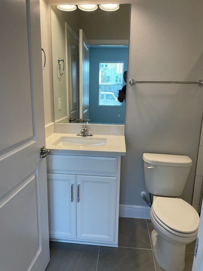 Building Photo - Annual Unfurnished 3 Bedroom, 3.5 Bathroom Townhome adjacent to Downtown Sarasota