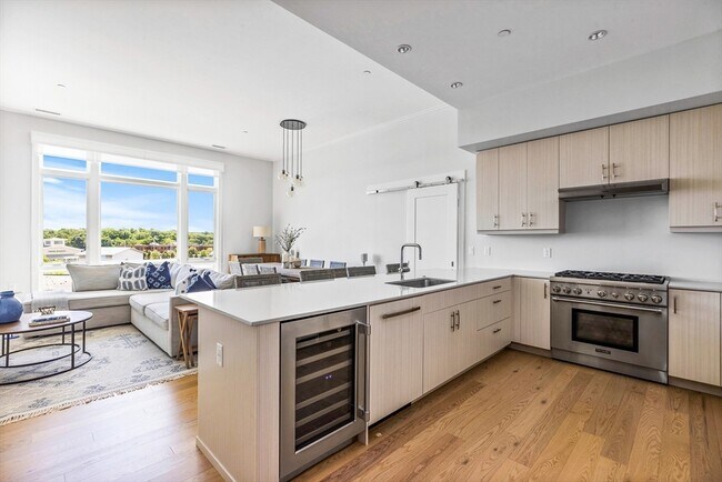 Building Photo - 10 Shipyard Dr