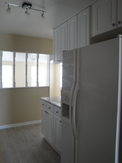 Building Photo - CLOSE TO SHOPPING AND SCHOOLS AVAIL OCTOBE...