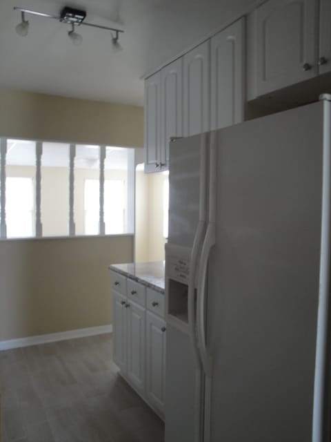 Building Photo - CLOSE TO SHOPPING AND SCHOOLS AVAIL OCTOBER 2nd