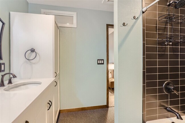 Building Photo - Cozy 2 BDR Home in Boulder with Hot Tub