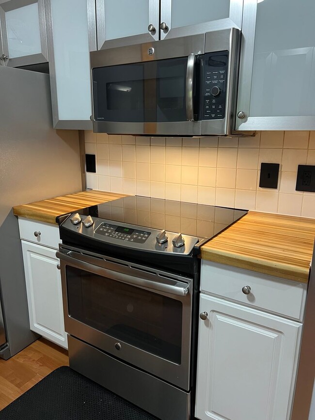 Building Photo - First Floor Condo at Bridgepointe - Beauti...