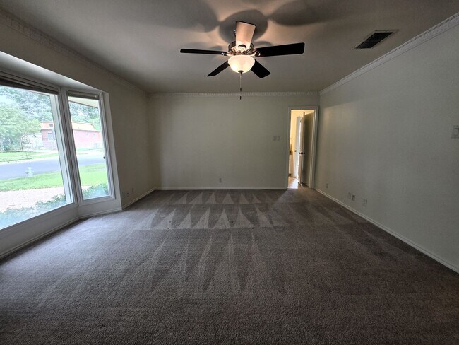 Building Photo - Large Duplex Unit just down the Street fro...