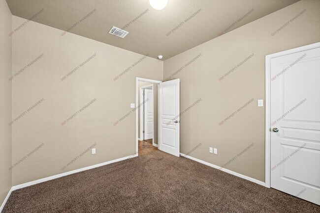 Building Photo - 5607 Blackstone Dr