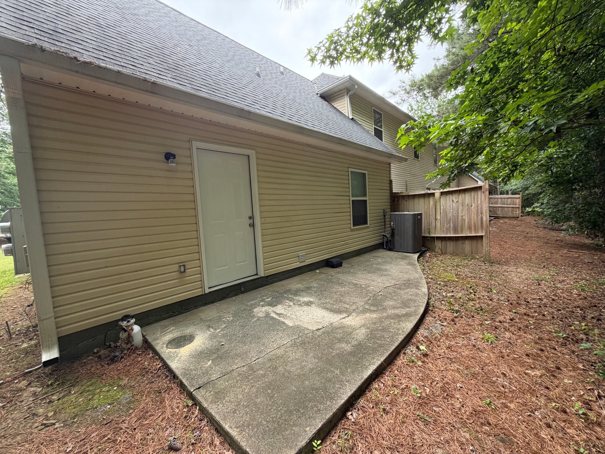 Building Photo - 347 Leafmore Rd SW