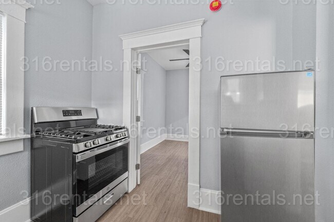 Building Photo - $850 - 1 bed 1 bath - Beautiful newly renovated Multi-family home located in Delano