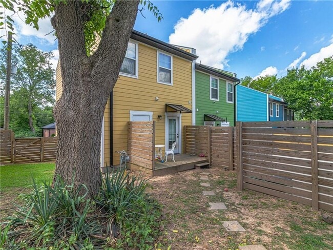 Building Photo - 2 bedroom 1. 5bath upscale modern living n...