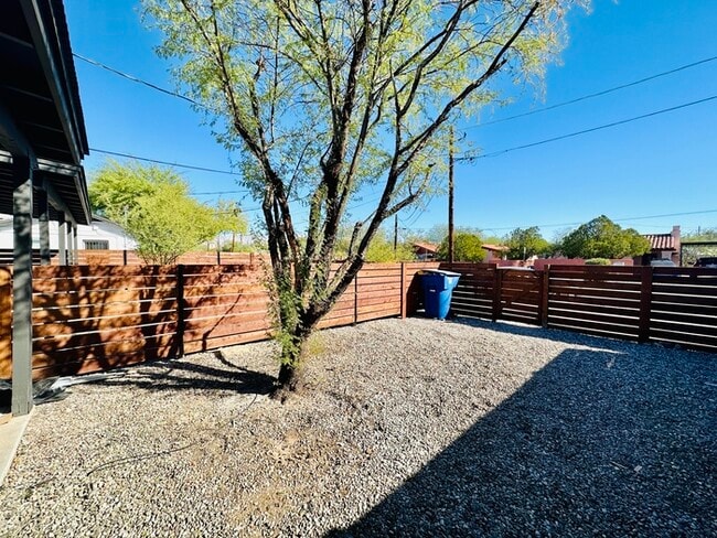 Building Photo - Renovated Studio with Front and Back Yard!...