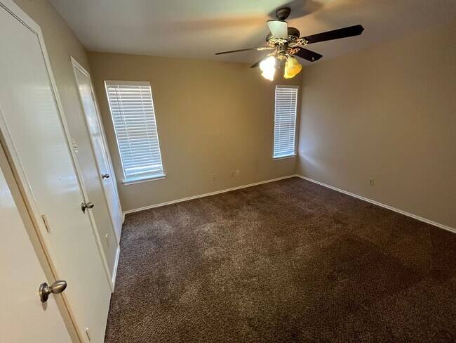 Building Photo - Cute Duplex