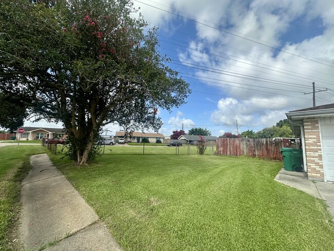 Building Photo - 1752 Diane Dr