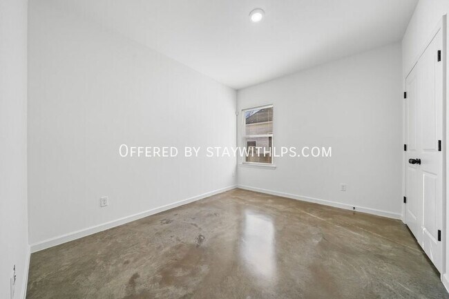 Building Photo - 1571 Court Ave