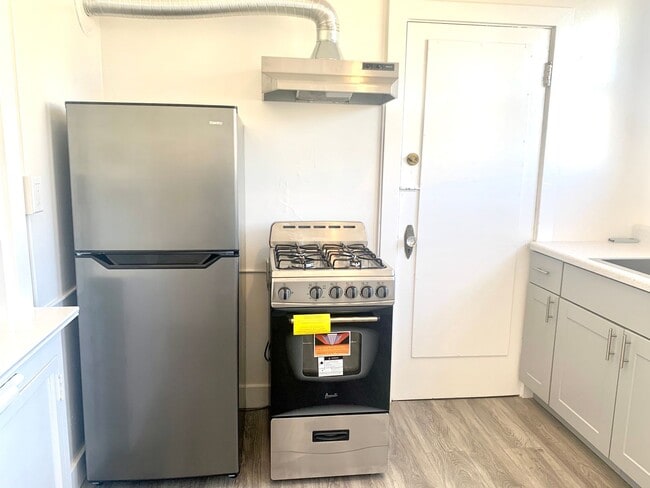 Building Photo - Richmond Dist. Bright 1 Bed/! Bath Flat w/ Hardwood Floors and Walk In Closets