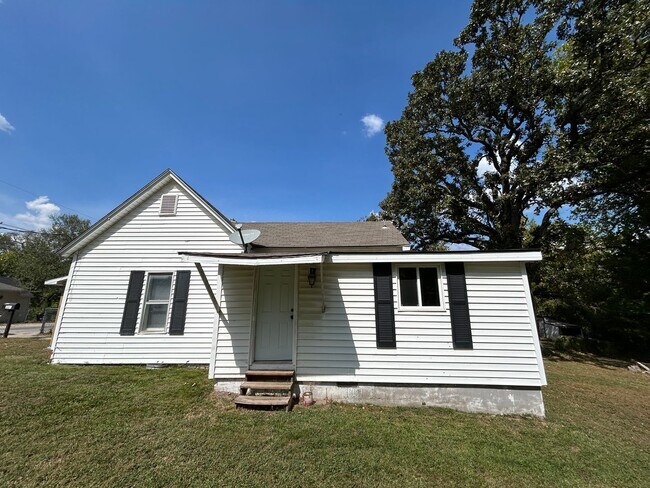 Building Photo - 2 Bed 1 Bath House - Walking Distance to D...