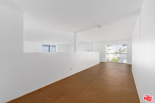 Building Photo - 558 Rose Ave