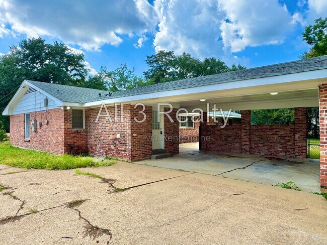 Building Photo - 2557 Woodley Rd