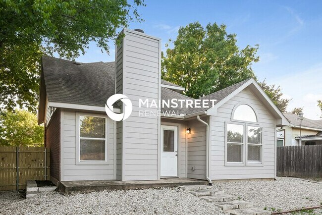 Building Photo - 3 Bedroom Pet-Friendly Home in FORT WORTH, TX with Main Street Renewal