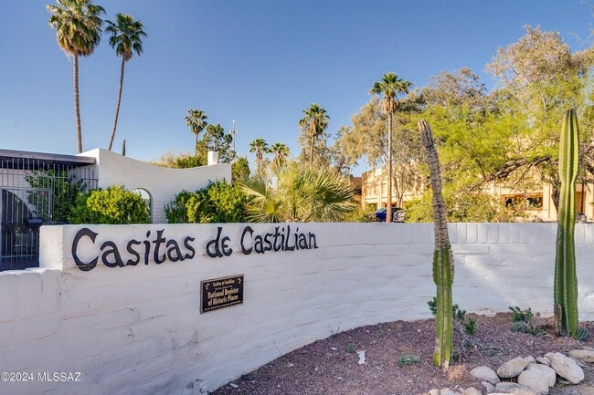 Building Photo - 667 W Las Lomitas Rd