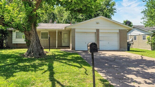 Primary Photo - Beautifully Redone 2 Bedroom House! Availa...