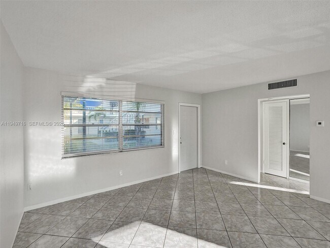 Building Photo - 5112 Hollywood Blvd