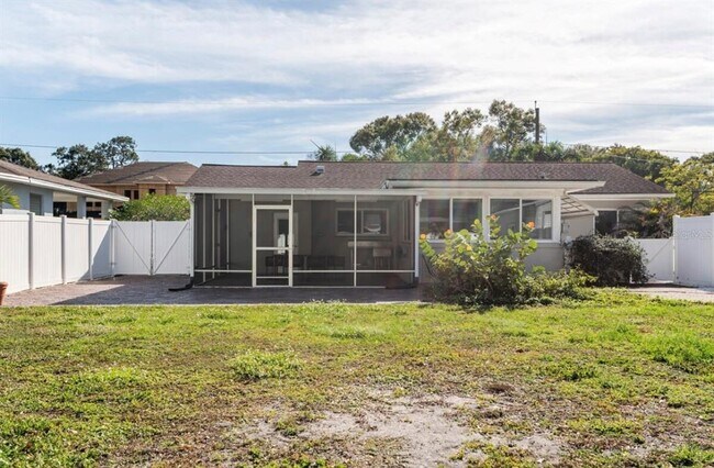 Building Photo - 1205 W Adalee St