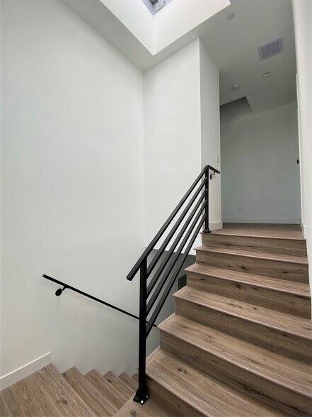 Building Photo - 4960 Clinton St