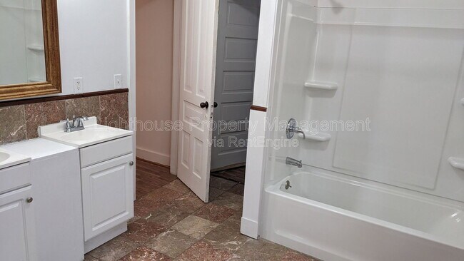 Building Photo - 511 Locust St