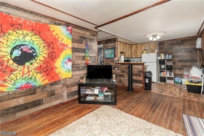 Building Photo - 102 3rd St