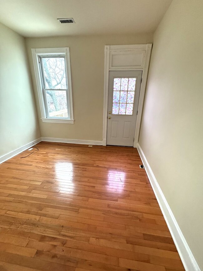 Building Photo - Centrally Located 2 BR Townhouse with Den/...