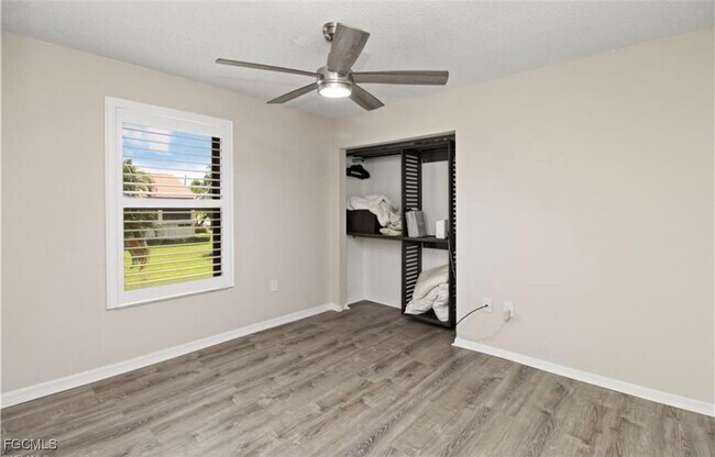 Building Photo - 9285 Lake Park Dr