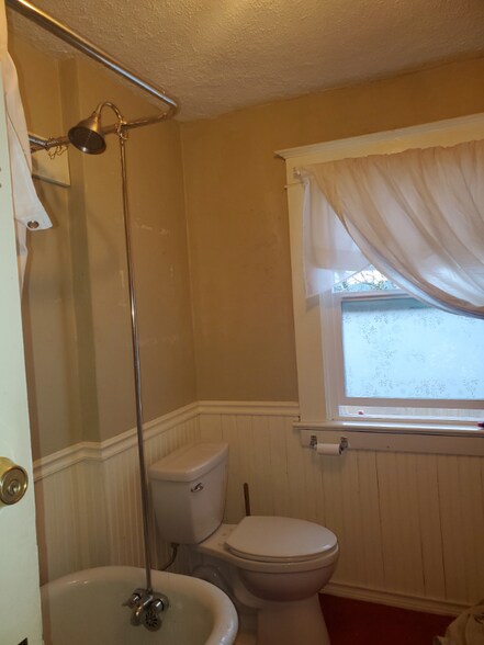 Building Photo - 555 N Broadway St