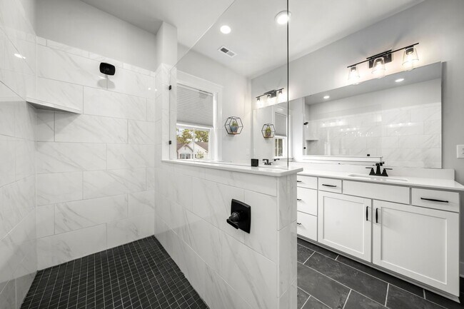 Building Photo - 2506 Lola Ave