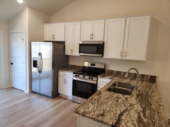 Building Photo - Blackstone 2 bed 1 bath New Duplex