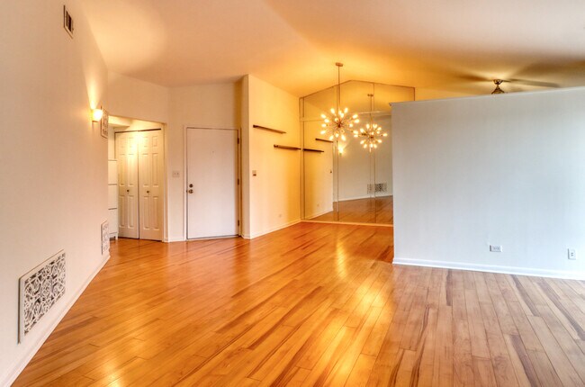 Building Photo - 1735 Chesapeake Ln