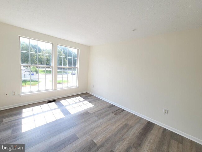 Building Photo - 589 Boysenberry Ln